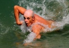 Sem camisa, Colin Farrell passeia pela orla da praia, no Rio - AgNews