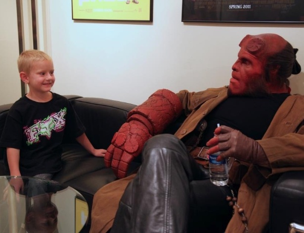 O ator Ron Perlman, fantasiado de "Hellboy", faz a alegria de uma criança com leucemia nos EUA