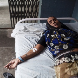 Paciente recebe atendimento médico em uma clínica no Estado de Uttar Pradesh, na Índia. Nova Deli está finalizando uma proposta para fornecer centenas de medicamentos essenciais gratuitos  - Daniel Etter / The New York Times