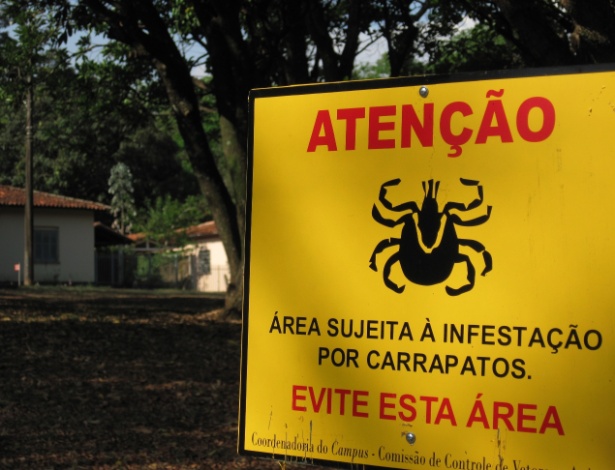 Placa adverte para área da USP de Ribeirão Preto (SP) sujeita a infestação por carrapatos - Divulgação