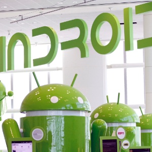 Robôs verdes simbolizam o sistema Android - Beck Diefenbach/Reuters