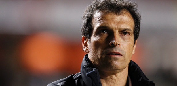 Técnico interino Milton Cruz é fotografado antes de jogo do São Paulo na Copa Sul-Americana 2011