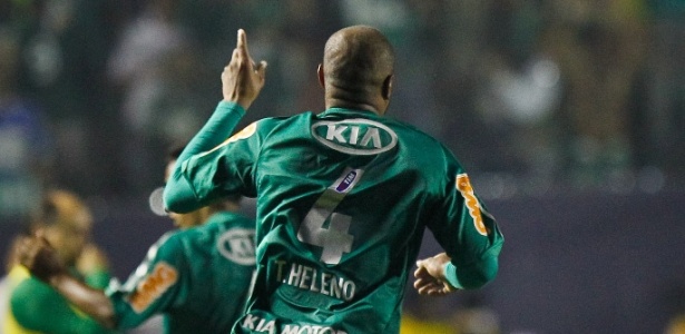 Thiago Heleno comemora após fazer o segundo gol do Palmeiras contra o Coritiba - Julia Chequer/Folhapress