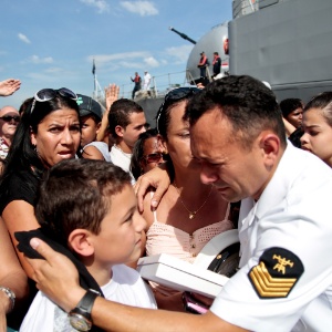 Militares reencontram familiares na chegada da fragata União, da Marinha Brasileira, neste sábado no Rio - Rudy Trindade/Frame/AE