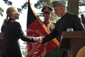 A secretária de Estado americano, Hillary Clinton, e o presidente afegão, Hamid Karzai, se cumprimentam após anúncio do novo acordo entre os dois países