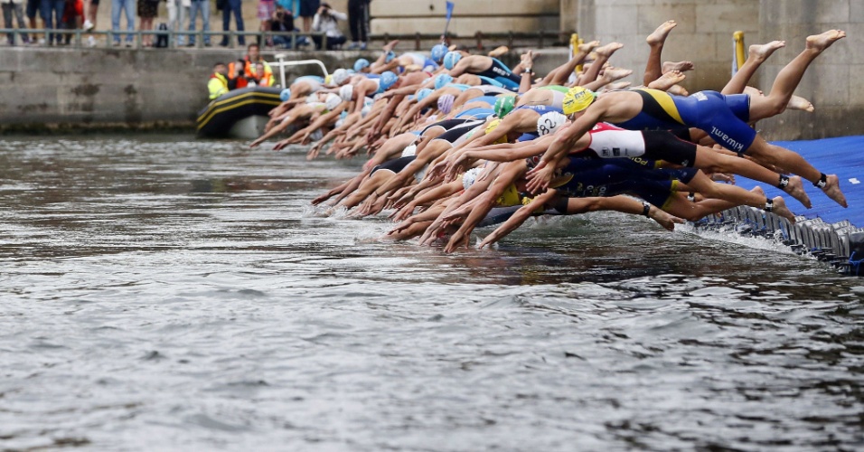 7.jul.2012 - Atletas participam da prova de natação, no rio Sena, durante a 6ª edição do triatlo de Paris, na França