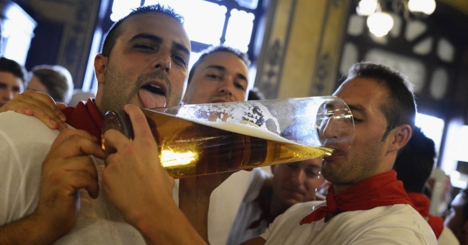 7.jul.2012 - Foliões bebem cerveja em copo gigante durante o segundo dia das festas de São Firmino em Pamplona (Espanha)