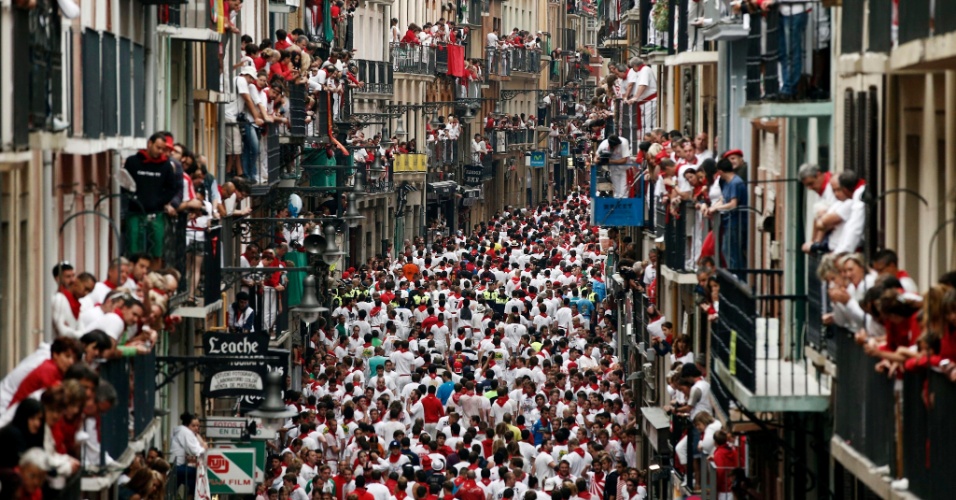 7.jul.2012 -  Multidão se aglomera em rua após passagem de touros durante a festa de São Firmino, em Pamplona, na Espanha