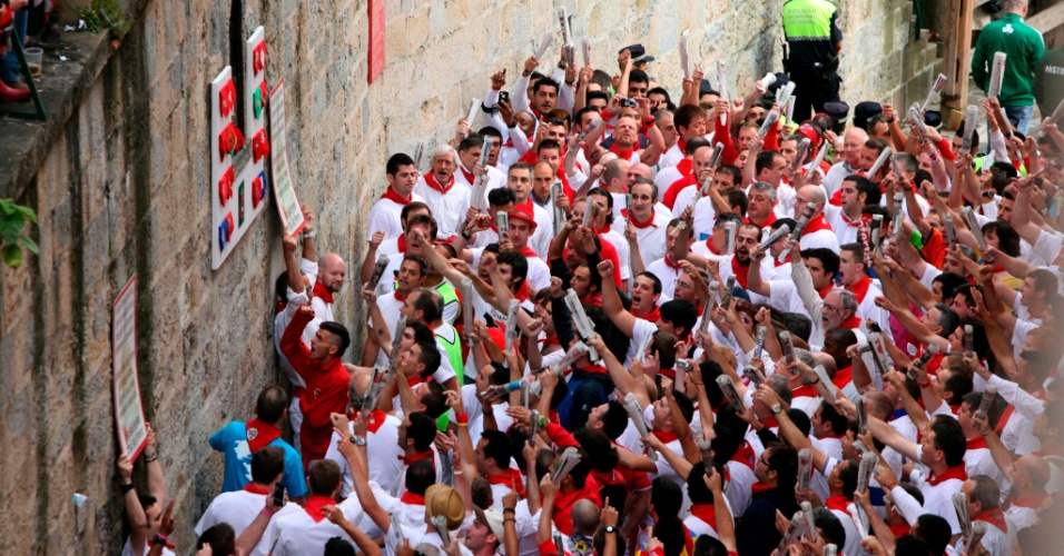 7.jul.2012 - Participantes da corrida dos touros cantam a São Firmino como forma de pedir proteção ao santo