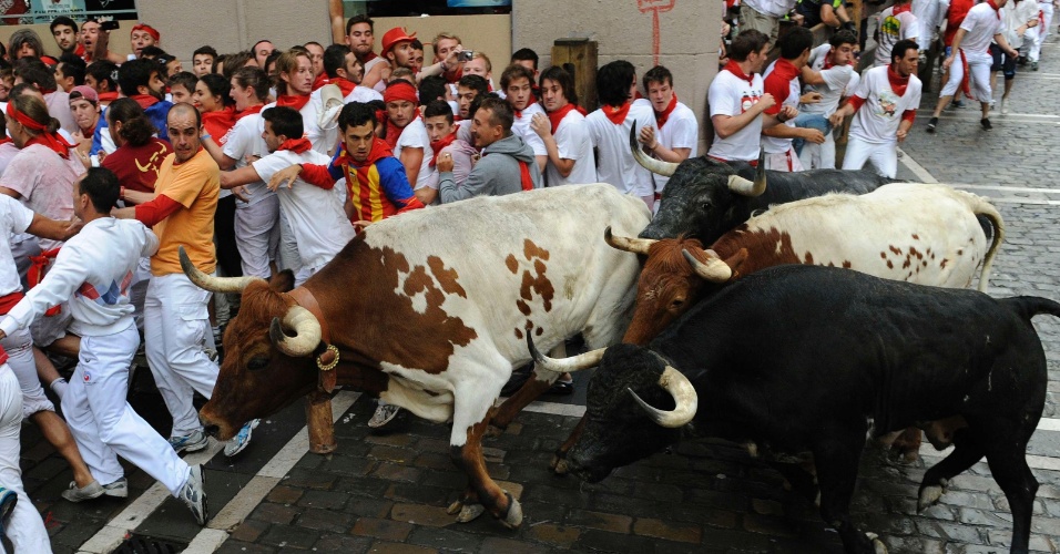 7.jul.2012 - Participantes da corrida dos touros correm pelas ruas de Pamplona, na Espanha, durante a festa de São Firmino