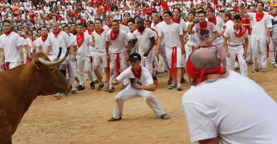 7.jul.2012 - Participantes da corrida dos touros provocam animal durante a festa de São Firmino, em Pamplona, na Espanha