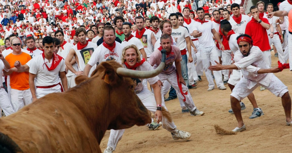 7.jul.2012 - Participantes da corrida dos touros provocam o animal durante a festa de São Firmino, em Pamplona, na Espanha
