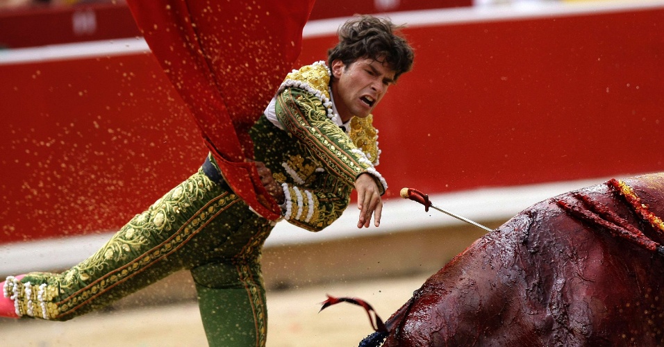 7.jul.2012 - Toureiro Eduardo Gallo tenta acertar touro durante festival de São Firmino em Pamplona (Espanha)