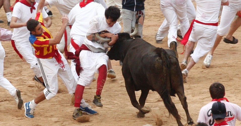 7.jul.2012 ? Touro ataca participante das festividades de São Firmino em Pamplona (Espanha)