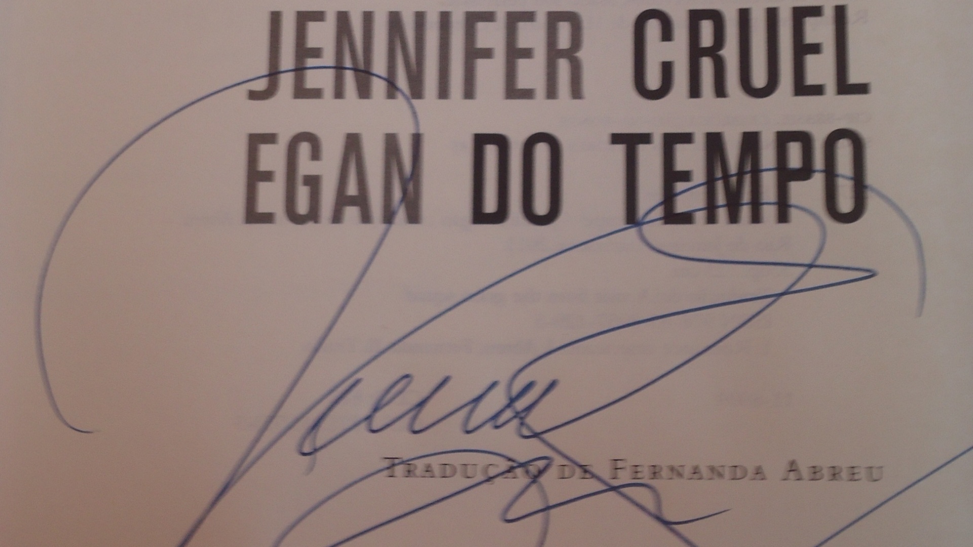 A mineira Beatriz Souza Pinto vai levar para os primos Maristela e Carlos uma das duas versões de dedicatória de Jennifer Egan: "Para Maristela e Carlos, com enormes melhores votos, Jennifer Egan" (7/7/12) - Natalia Engler/UOL