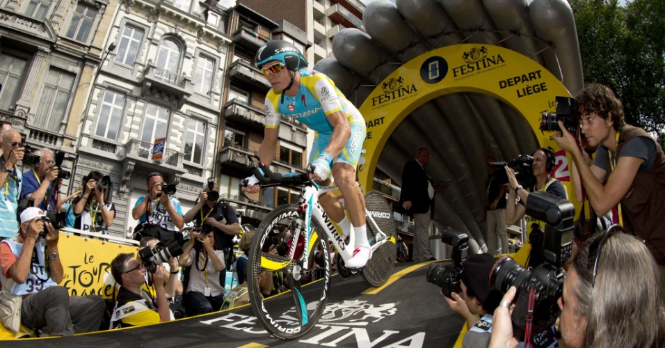 Alexandre Vinokourov, do Cazaquistão, inicia o prólogo - a tomada de tempo na etapa inicial do Tour de France