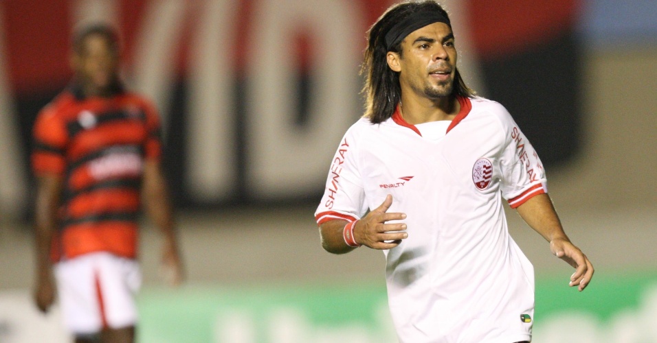 Araújo marcou o gol da vitória do Náutico sobre o lanterna Atlético-GO