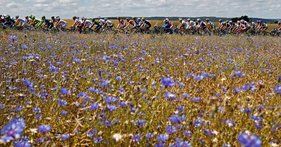 Belas paisagens rodeiam ciclistas durante as primeiras etapas do Tour de France