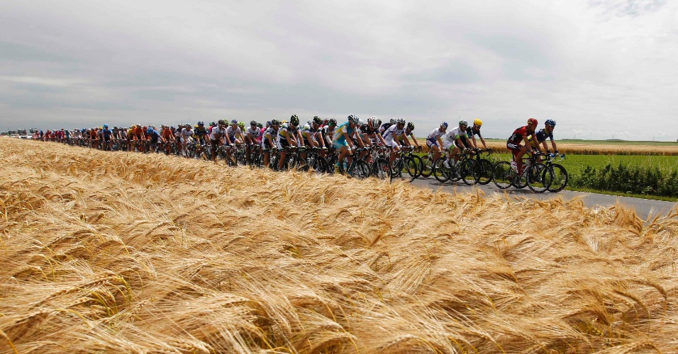 Ciclistas passam por estrada belga durante o Tour de France
