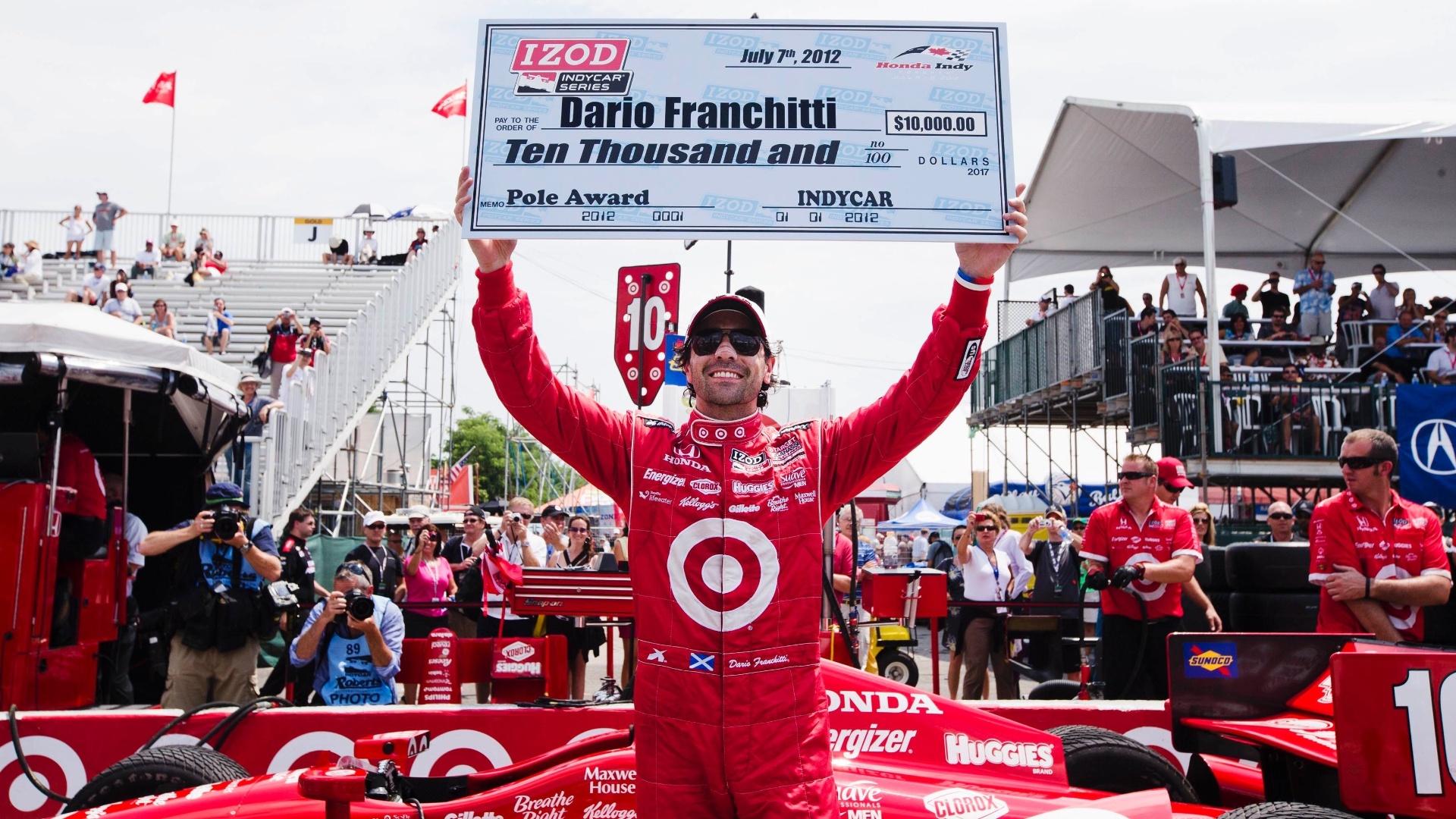 Dario Franchitti exibe o cheque que ganhou após cravar a pole em Toronto