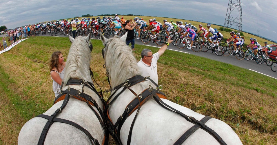 Fãs a cavalo acompanham passagem dos ciclistas do Tour de France