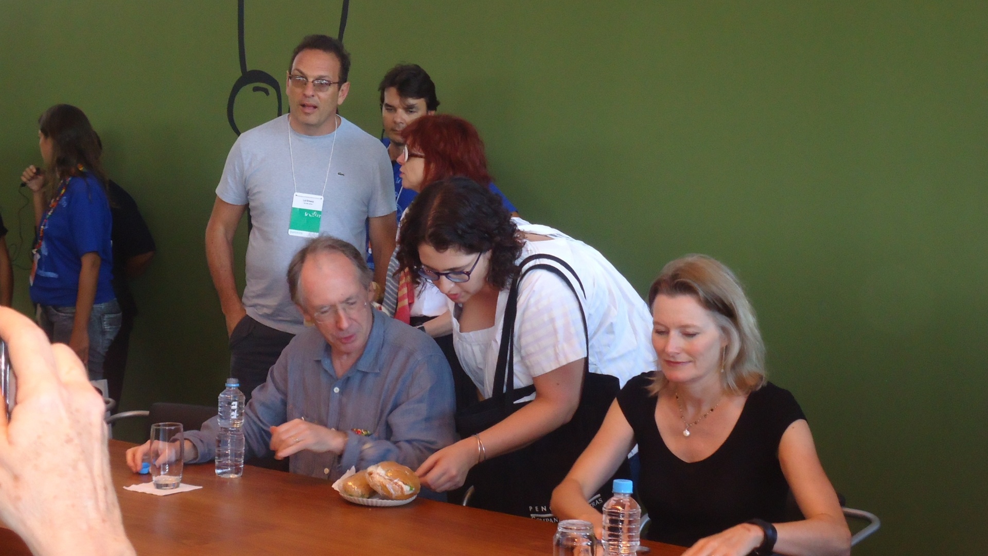 Ian McEwan e Jennifer Egan distribuem autógrafos depois de participarem juntos de debate na Flip 2012 (7/7/12) - Natalia Engler/UOL