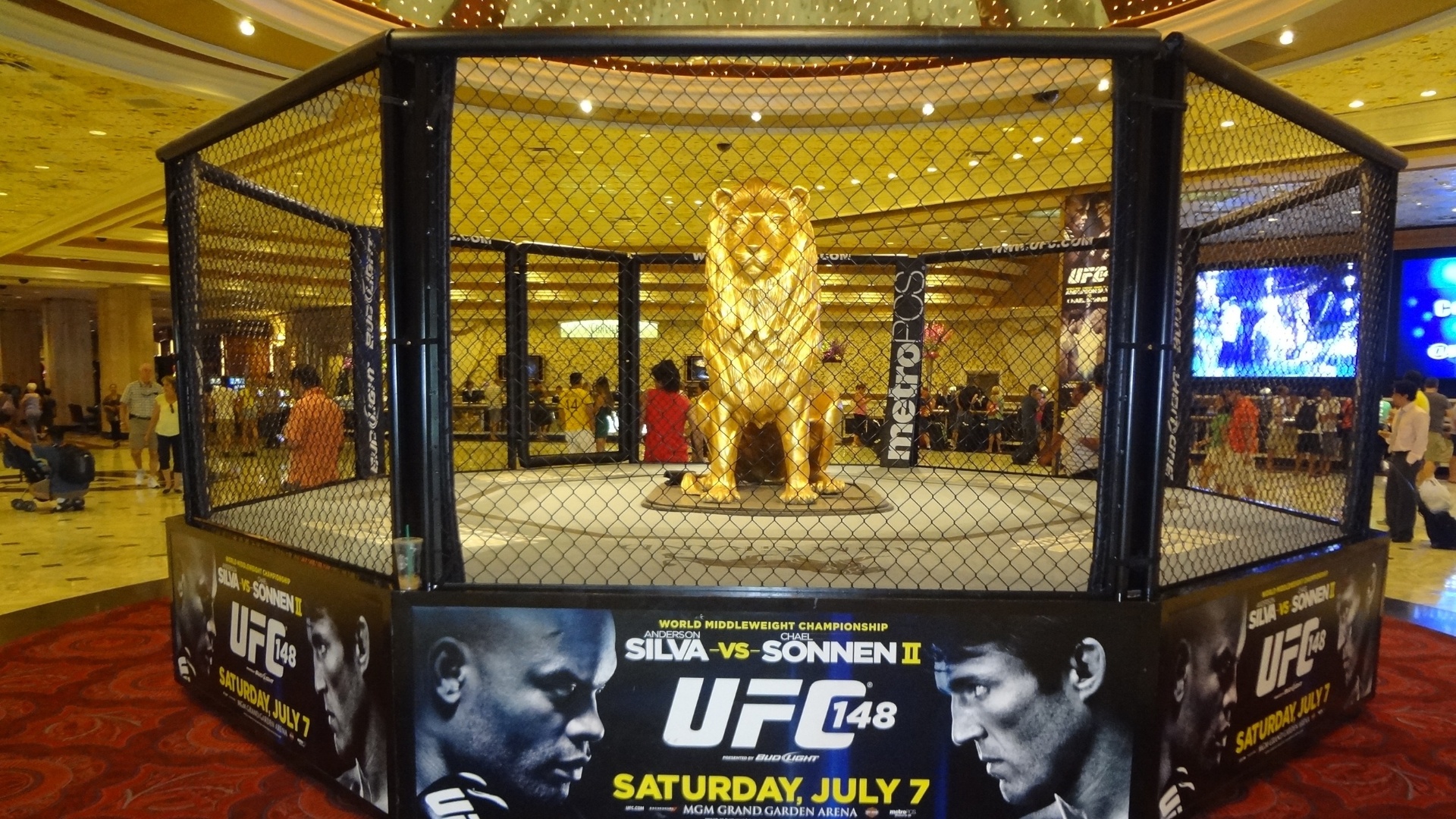Já virou um clássico o leão do hotel MGM Grand Garden, em Las Vegas, dentro do octógono nos eventos do UFC