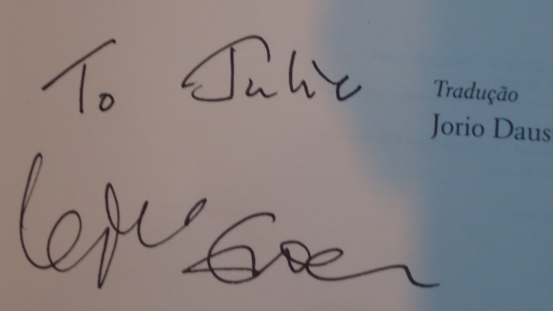 Julia Faria, do Rio, pela primeira vez na Flip, também recebeu de Ian McEwan o pouco criativo "Para Julia, Ian McEwan" (7/7/12) - Natalia Engler/UOL