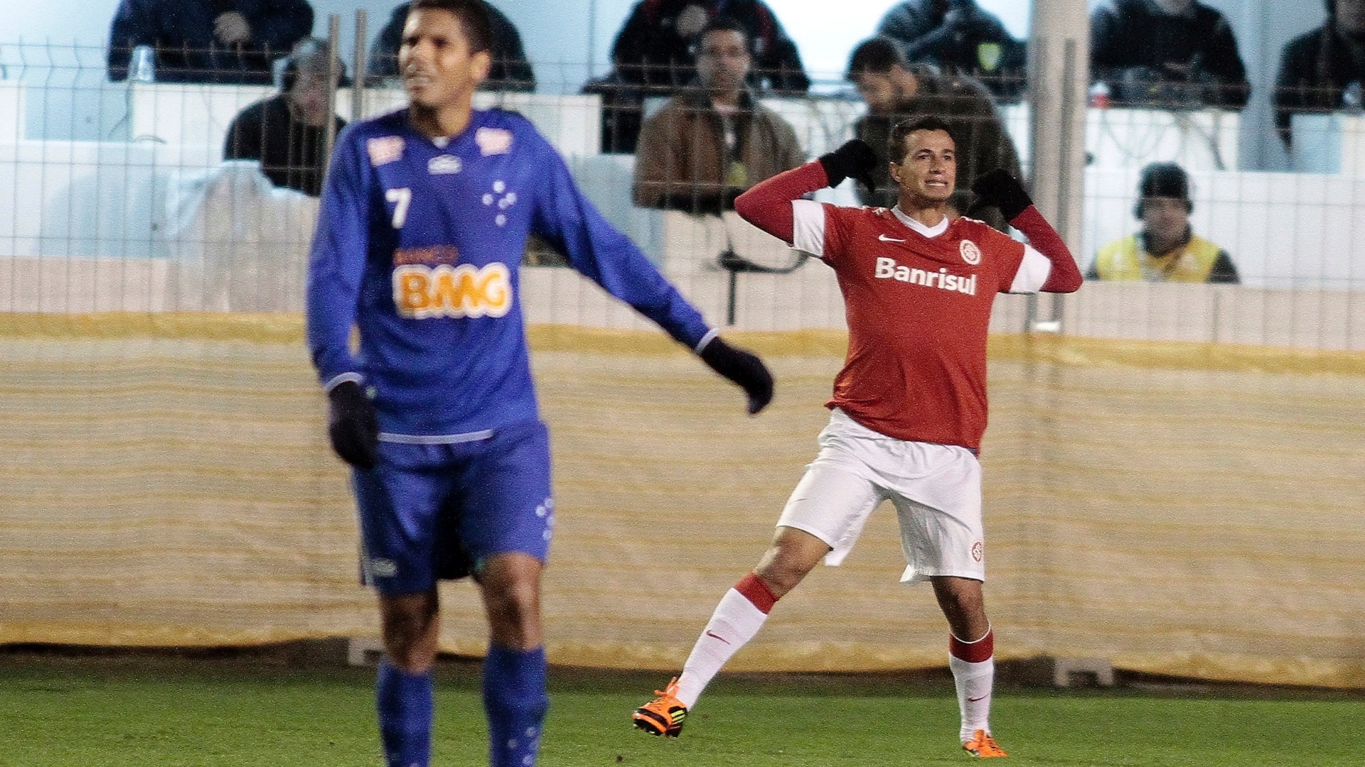 Leandro Damião comemora após marcar o segundo gol do Internacional sobre o Cruzeiro
