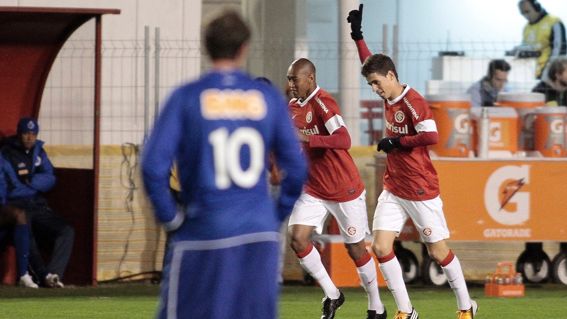 Montillo observa Oscar comemorar seu gol ao lado do companheiro Fabrício