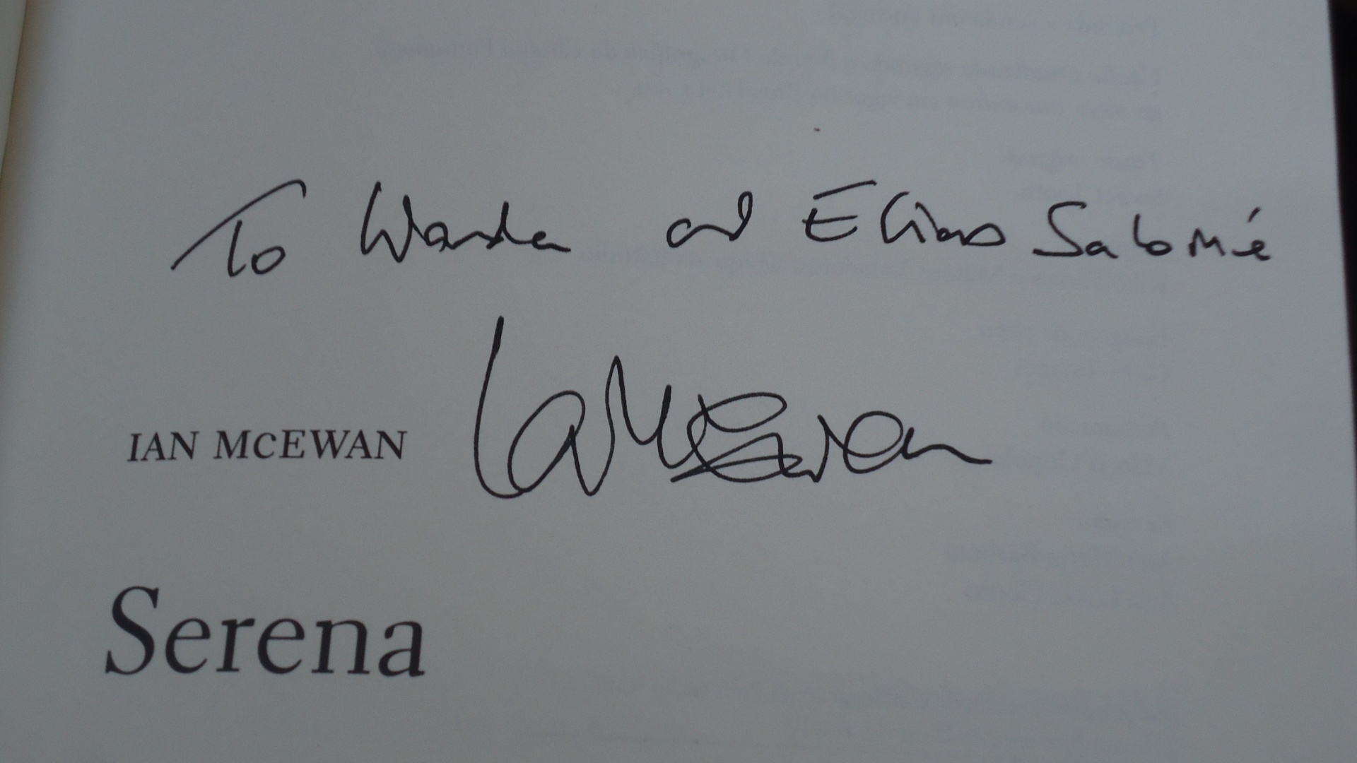 O escritor Ian McEwan foi econômico em suas dedicatórias durante a sessão de autógrafos na Flip 2012. "Para Wanda e Elias Salomé, Ian McEwan", escreveu ele no exemplar de ?Serena? da mineira Wanda, que está em sua sexta Flip. O mesmo texto foi repetido em quase todos os livros, trocando apenas o nome (7/7/12) - Natalia Engler/UOL
