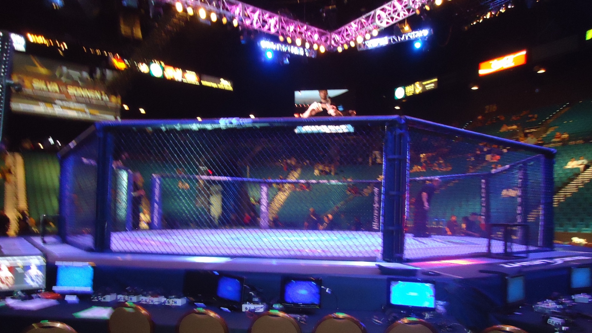 Octógono é preparado antes das 11 lutas do UFC 148