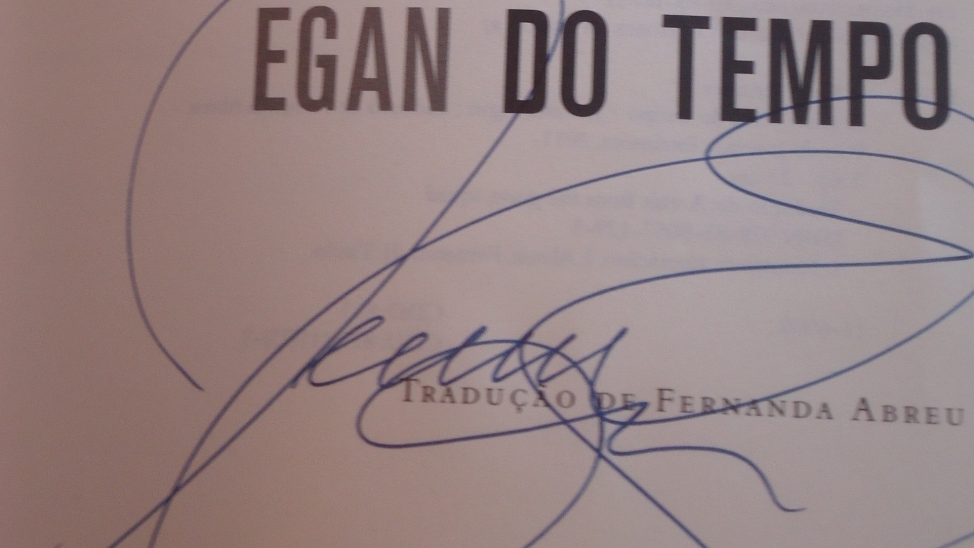 Para Fernando Quinteiro, a americana Jennifer Egan escreveu "Para Fernando, com agradecimentos por ter escutado, Jennifer Egan", uma das duas versões de dedicatória que a escritora usou na sessão de autógrafos na Flip 2012 (7/712) - Natalia Engler/UOL