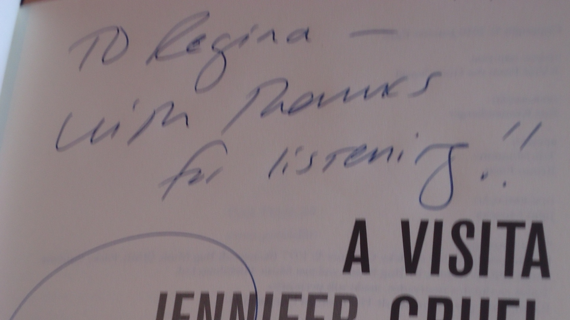 Para Regina Marcondes Carvalho, a americana Jennifer Egan escreveu "Para Regina, com agradecimentos por ter escutado, Jennifer Egan", uma das duas versões de dedicatória que a escritora usou na sessão de autógrafos na Flip 2012 (7/712) - Natalia Engler/UOL