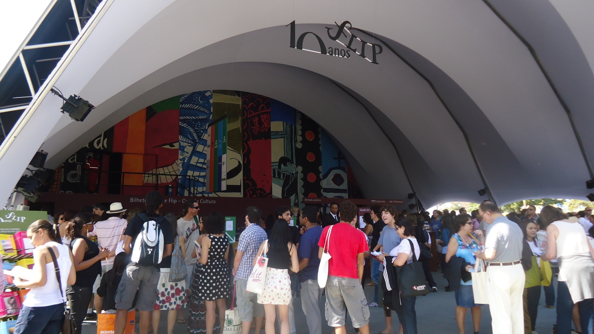 Público faz fila para assistir à mesa "Pelos olhos do outro", com Jennifer Egan e Ian McEwan, na Flip 2012 (7/7/12) - Natalia Engler/UOL