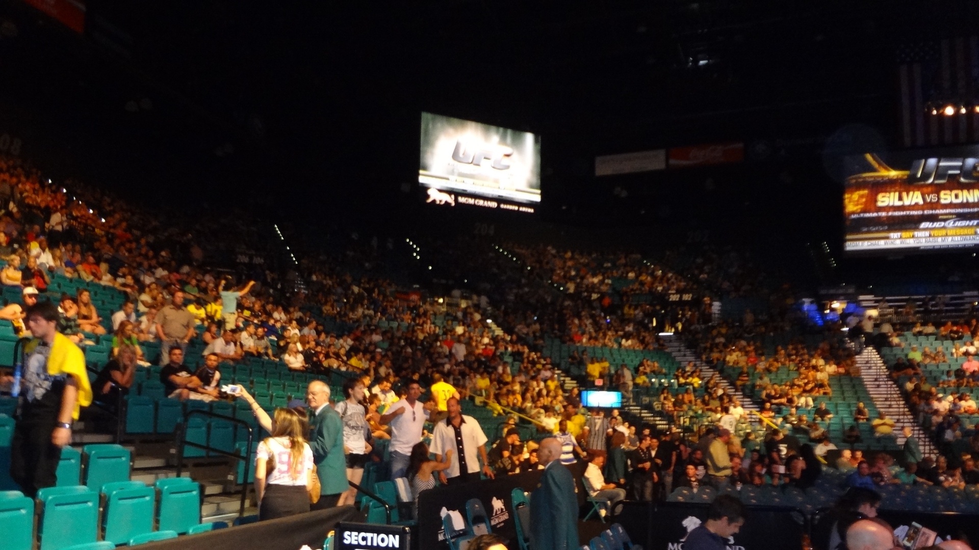 Torcida começa a chegar para acompanhar o card preliminar do UFC 148