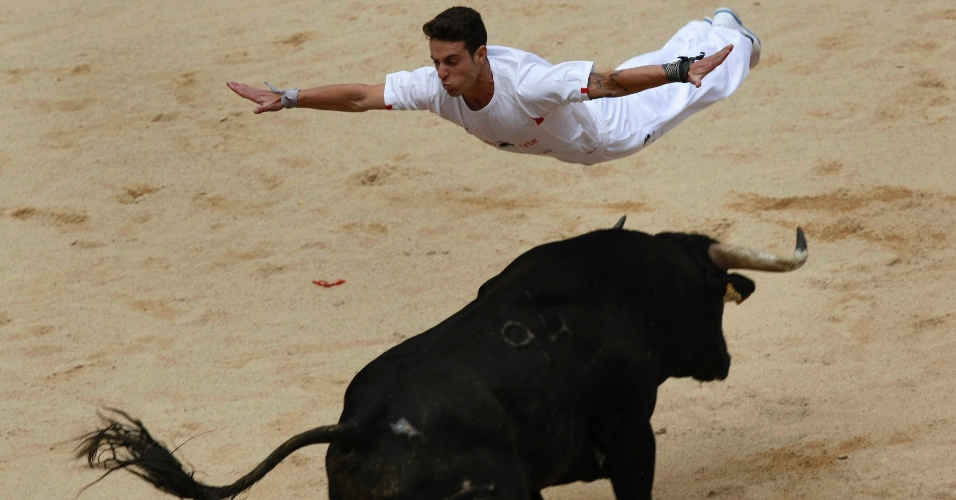 8.jul.2012 - Homem pula sobre touro durante a festa de São Firmino, em Pamplona, na Espanha 