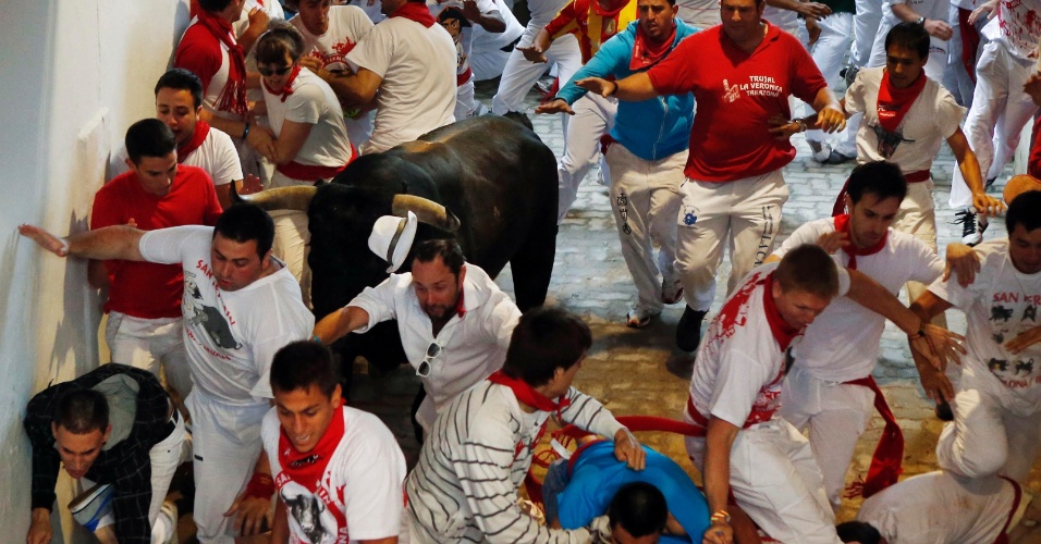 8.jul.2012 - Participantes da corrida dos touros correm de animal durante o terceiro dia da festa de São Firmino, em Pamplona, na Espanha