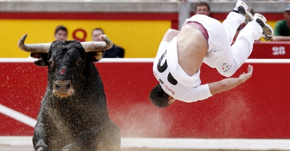 Festa de São Firmino agita cidade da Espanha com vinho e corrida de touros  - Fotos - UOL Notícias