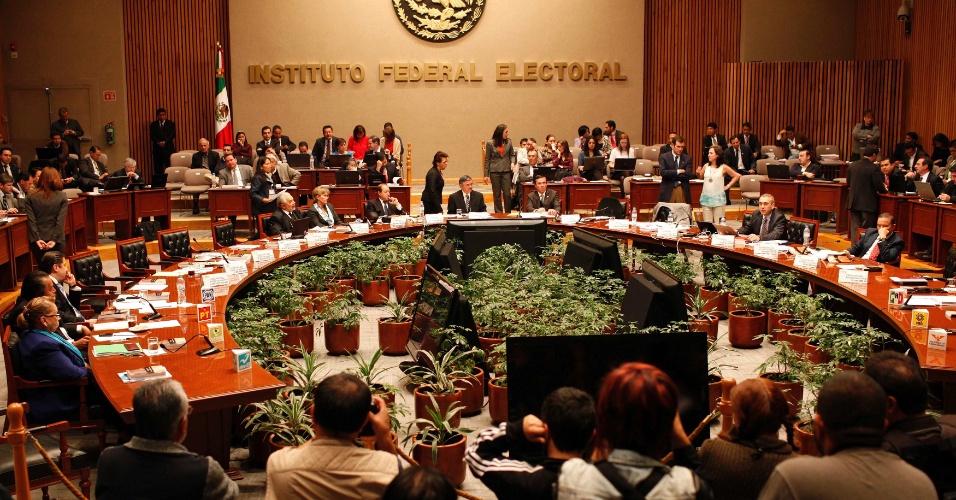 8.jul.2012 - Sessão do Conselho Geral do México estabelece que o candidato Enrique Peña Nieto ganhou as eleições realizadas no país em 1º de julho. A diferença para o segundo colocado foi de 3,3 milhões de votos (quase 7%). Houve recontagem de votos no país, pois havia suspeitas de que Nieto havia comprado votos
