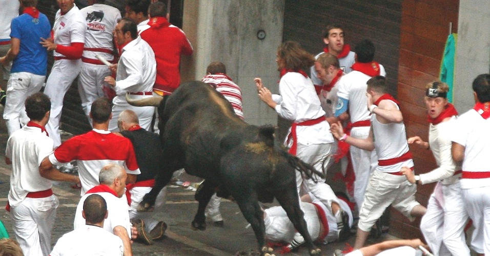 8.jul.2012 - Touro ataca participante das festividades de São Firmino em Pamplona (Espanha