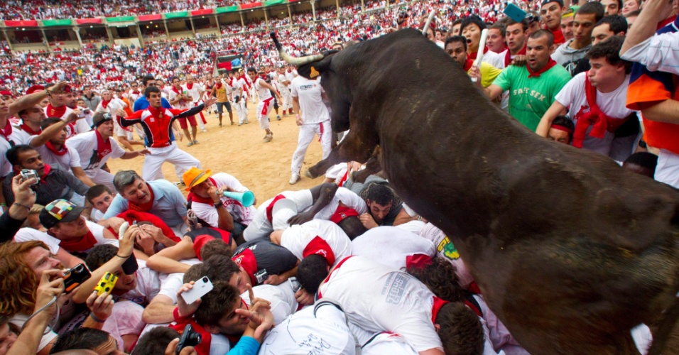 8.jul.2012 - Touro salta sobre participantes da festa de São Firmino, na 'plaza de toros' de Pamplona, na Espanha