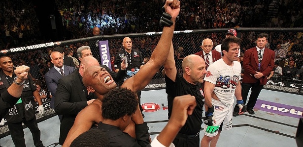 Anderson Silva comemora a vitória contra Chael Sonnen, no 2º round pelo UFC 148 - Josh Hedges/Zuffa LLC UFC 