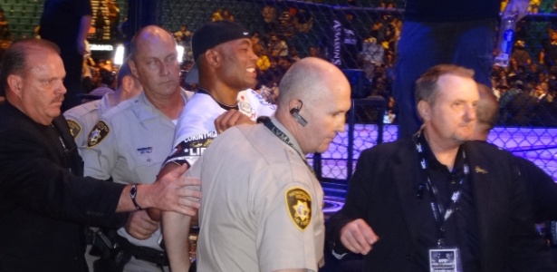 Anderson Silva selou a paz com Sonnen após vitória sobre o rival no UFC 148 - Jorge Côrrea/UOL