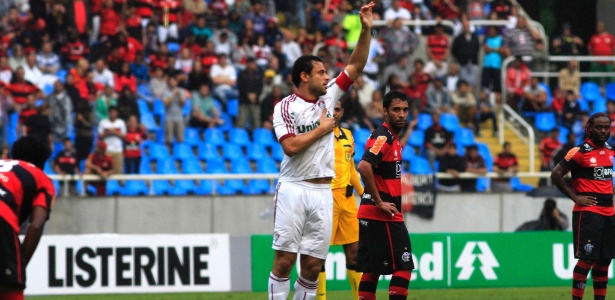 Fred comemora o gol enquanto Ibson e Vagner Love observam: impotência em campo - Júlio César Guimarães/UOL Esporte