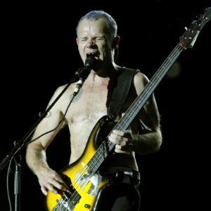 Flea, baixista do Red Hot Chili Peppers se apresenta na última noite do Rock In Rio em Madri, na Espanha (7/7/12) - Kiko Huesca/EFE