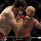 Forrest Griffin golpeia Tito Ortiz em sua vitória por pontos no UFC 148 - Josh Hedges/Zuffa LLC UFC