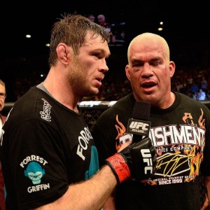 Griffin (e) quebra protocolo e entrevista o rival Tito Ortiz em seu mais recente combate, no UFC 148 - Josh Hedges/Zuffa LLC UFC 