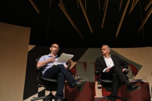 Gary Shteyngart (à esq) e Hanif Kureushi participam da mesa 18, "Entre fronteiras" no último dia da Flip 2012, em Paraty (8/7/12) - Zanone Fraissat/Folhapress