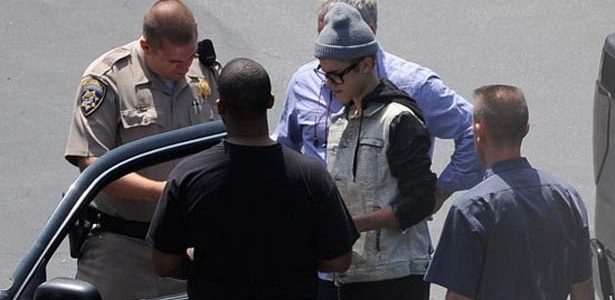 Justin Bieber é parado e multado por dirigir em alta velocidade após ser perseguido por fotógrafos (6/7/2012)